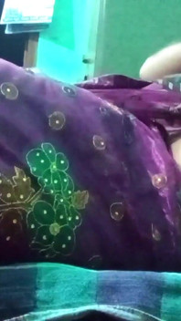 Un travesti indien gay en sari rose presse et trait ses seins si fort et aime le sexe hardcore