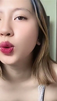 Camarera traviesa masturbándose en el salón