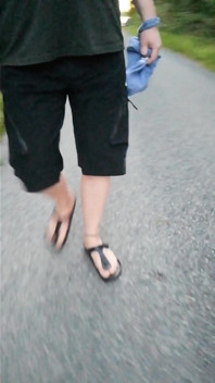 Na zewnątrz i o tym z nylonowymi stopami w Birkenstocks rano