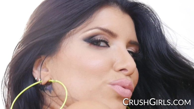 Crush Girls: Diễn viên khiêu dâm vú to Romi Rain được cố định bằng...