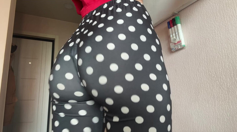 Skinny_lady69: Hypn0 穿着紧身裤的屁股颤抖