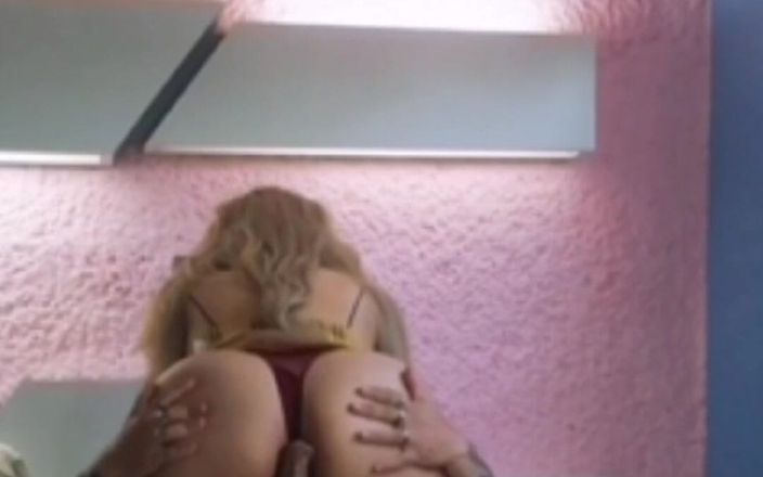 Barbietransxxxx: Tôi muốn làm tình với anh chàng này, người tình...