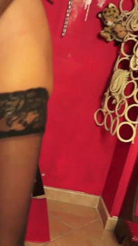 Sexig latina älskarinna med enorma Strapon pegging manlig slav