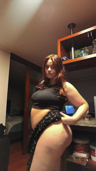 Nicole Passat kilo almış ve etli amcığını ve kalın vücudunu gösteriyor