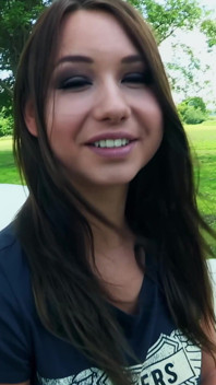 Sexy žhavé nahé porno Kote Taylor Sanders bere velký bílý penis zezadu na zahradě