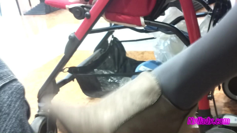 Nyllady: In der bar streichelt ich meinen mann mit meinen grauen...