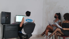 NEGRITA SEXY: Het hoofd human resources verleidt de nieuwe aspirant-secretaresses