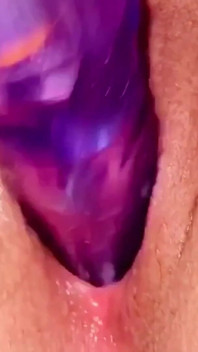 Fick meine hübsche rosa muschi mit einem dildo
