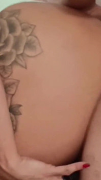 Mi stavo masturbando, il figliastro è caduto con la bocca sulla sua figa e abbiamo fatto sesso in segreto