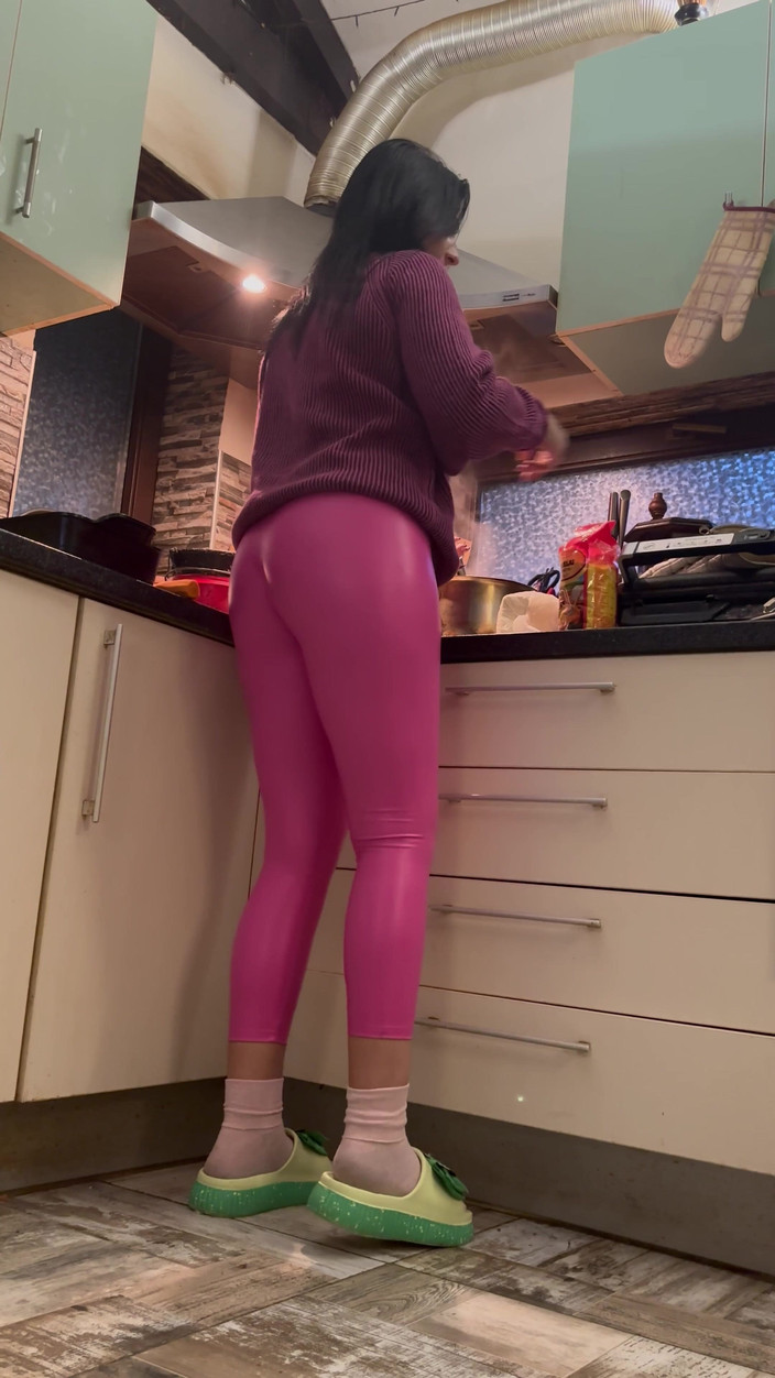 MilfyCalla: Legging kulit pink &amp; cameltoe menggoda di dapur
