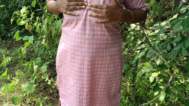 Apple baby: Gadis kampus berseragam di luar ruangan