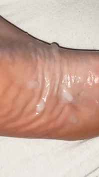 Đêm xuất tinh trên chân footfetish