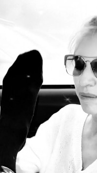 Cerita #12. MILF blonde menjilat kaki pemandu dan menghidu stoking. Foot Fetish Car.