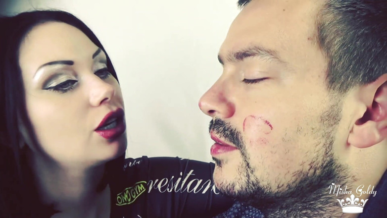 Goddess Misha Goldy: Meliputi Alex dengan gincu berkilat merah mencium di seluruh mukanya!