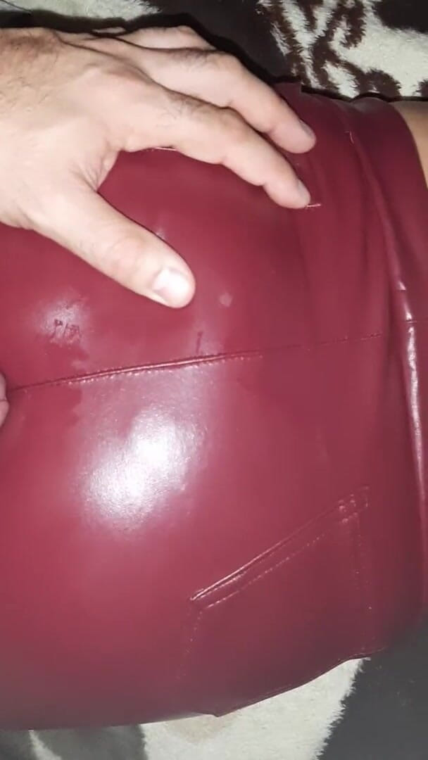 Shiny leather assfuck: Tyłek Gf w czerwonych skórzanych spodniach drażni mojego kutasa