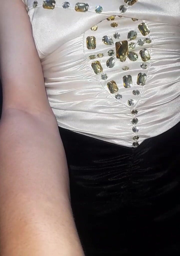 Naomisinka: 穿着缎面丝绸歌手礼服自慰