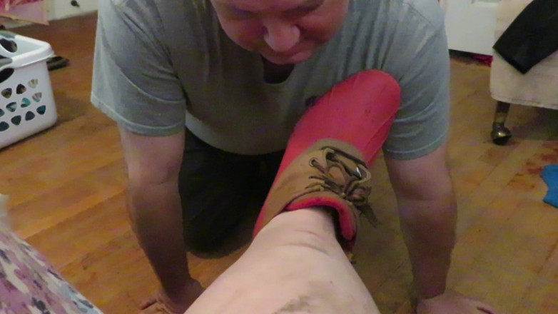 BBW nurse Vicki adventures with friends: I make my slave smell my stinky rubber garden boots