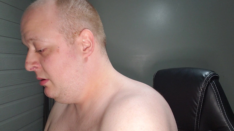 Charlieboy69: Đụ mặt sâu vào họng con cu giả khổng lồ...