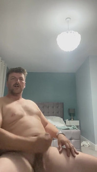 Un papa excité se branle et se doigte le cul