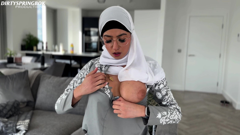 Aaliyah Yasin: Pembantu polos aaliyah yasin lagi asik muasin memeknya pakai mainan...