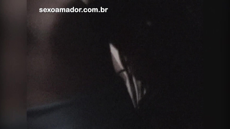Amateurs videos: Nieśmiała brunetka początkowo mówi nie, ale pozwala chłopakowi sfilmować ją...