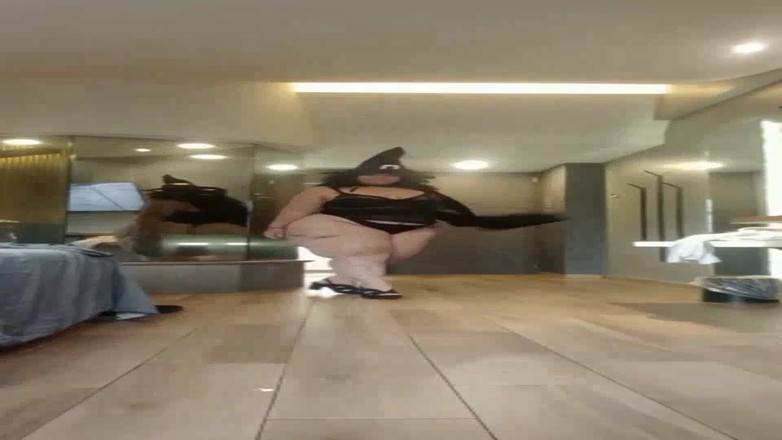 Sararosado delgado: Я Саріта, маленька відьма качає молоко, нехай мої могутні руки піклуються про це