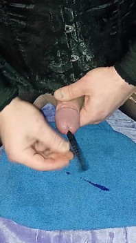 Efeminat Leo se masturbează cu vibrator și vibrator