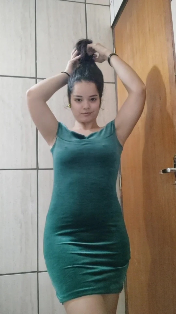 Debora Mendes: 私と一緒にドレスアップ - 緑のドレスと挑発的なルック