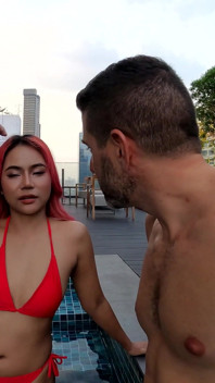Mrdání sexy thajské zrzavé děvky sebrané u bazénu