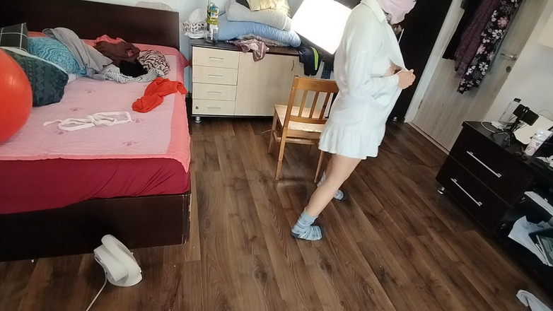 Amateur_MS: Amatorka ma zabawę przymierzając ubrania i wycinając je