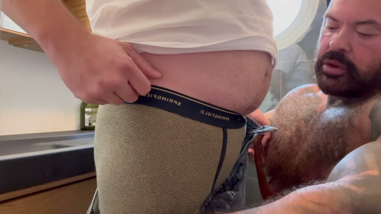 Emello: A Straight Guy Comes to Empty His Balls.