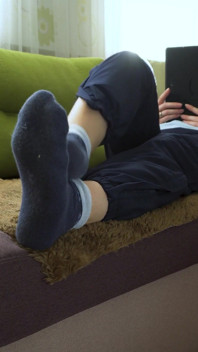 Sexy náctiletá amatérka předvádí fetiš chodidel s holými chodidly