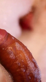 Dreichwe mi fa un incredibile footjob. Mi fa coprire i piedi di sperma e poi li lecca con la lingua