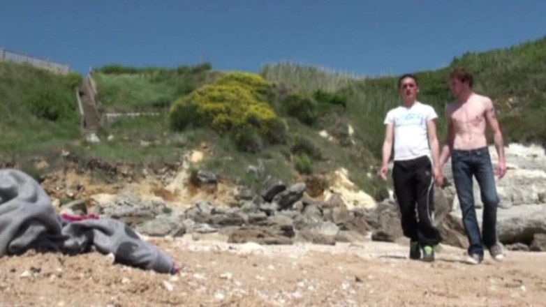 Crunch Boy: Twink fickte direkt an einem strand