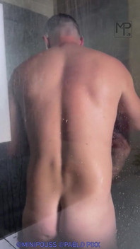 อาบน้ําพร้อมปาโบล