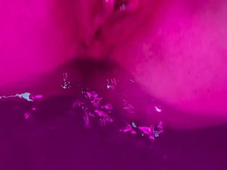 Flora May: Flora May - neon mum çubuğu ruhunda dans ediyor, sonra sakso çekiyor _ nigonika 2024