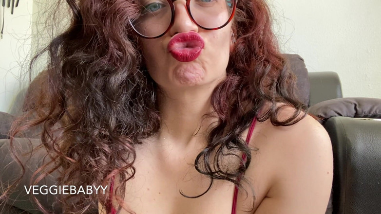 Veggiebabyy: Seducing You with Big Red Lips and Hair
