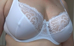 Milf Big Tits: 크리스마스 선물을 시도하는 내 거유 - 늙은 자연의 젖탱이를 위한 새로운 브래지어 - 거유 밀프가 당신을 켜나요?