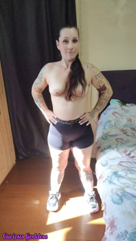 Zvědavá bohyně - sexy brunetka nosící pouze ručník, velmi nadržená