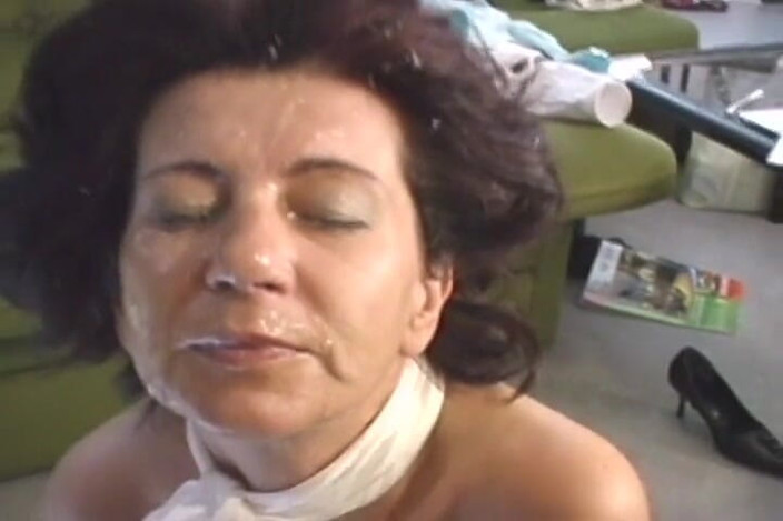 Vintage Babes: Brunette oma krijgt een enorme lading in het gezicht na...