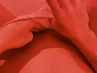 Red room dreams: Menina tímida com um orgasmo tímido