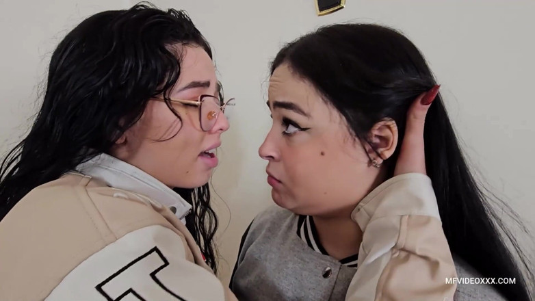MF Lesbian: Öpücüğüm seni güvende tutacak