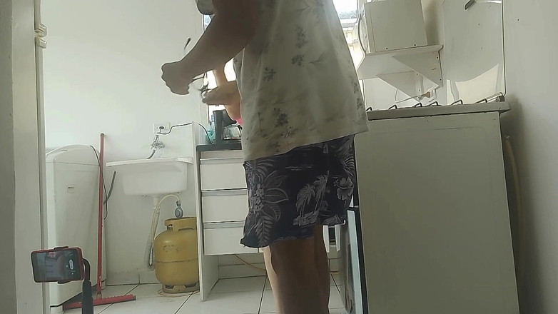 UtopianHumor507: Slintala nad celým chlapcovým penisem, nechávajíc ho připraveného vstoupit do...