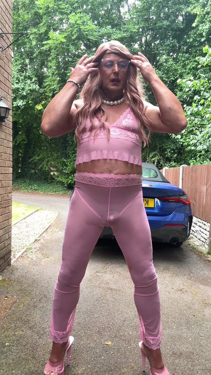 Kellycd2022: La sexy travestita kellycd2022 in abito rosa e tacchi