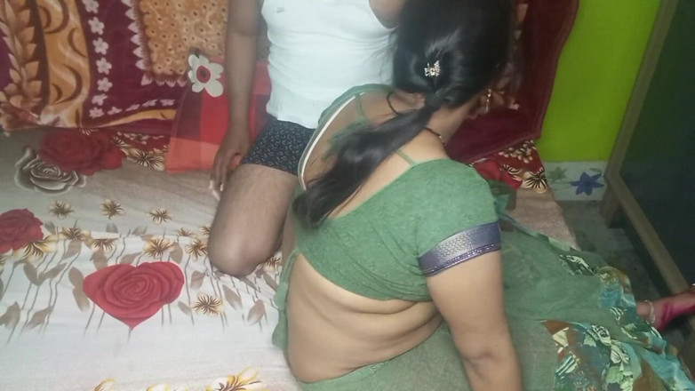 Manjushukla: Indisk vacker bhabhi med romantik med sin man.