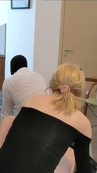 Полный клип!! Над рабом-рабом доминирует симпатичный дом-транс! Его трахает ее член и машина для траха! Полный клип