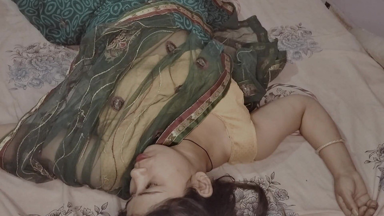 Sexy Girlfriend Girl: Bhabhi desi pepek ketat dalam saree dikongkek keras oleh adik...