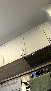 Sexy en hete schoonheid met lange benen in de keuken trekt haar ondergoed uit in een transparante lingerie met doorzichtig slipje