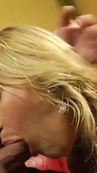 Anna Rapace jest blond kochankiem, który jest przekonany, aby pozwolić jej cieszyć się jego kutasem, a dotknięcie go ją podnieca