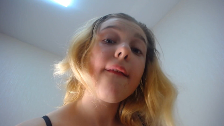 JuiceLussie: 処女の十代の少女が初めて彼女の尻を指で弄る - クローズアップ、アナル